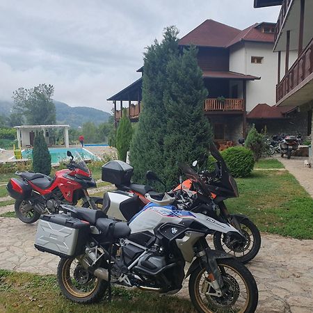 Гостевой дом Etno Selo Vrelo & Camping Беране Экстерьер фото
