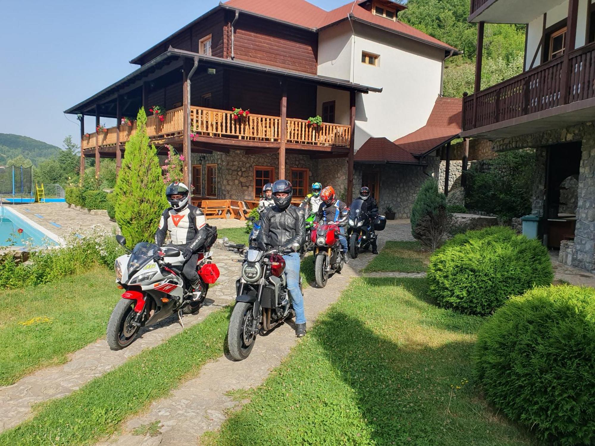 Гостевой дом Etno Selo Vrelo & Camping Беране Экстерьер фото