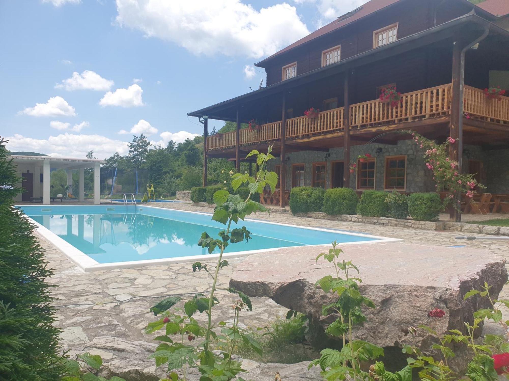 Гостевой дом Etno Selo Vrelo & Camping Беране Экстерьер фото