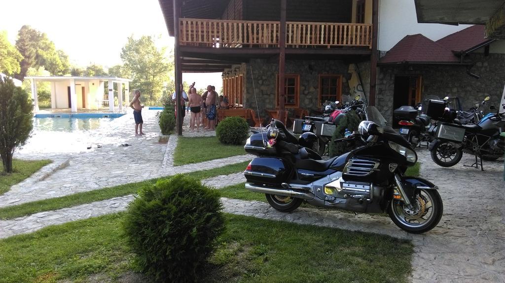 Гостевой дом Etno Selo Vrelo & Camping Беране Экстерьер фото