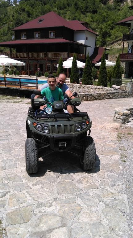 Гостевой дом Etno Selo Vrelo & Camping Беране Экстерьер фото
