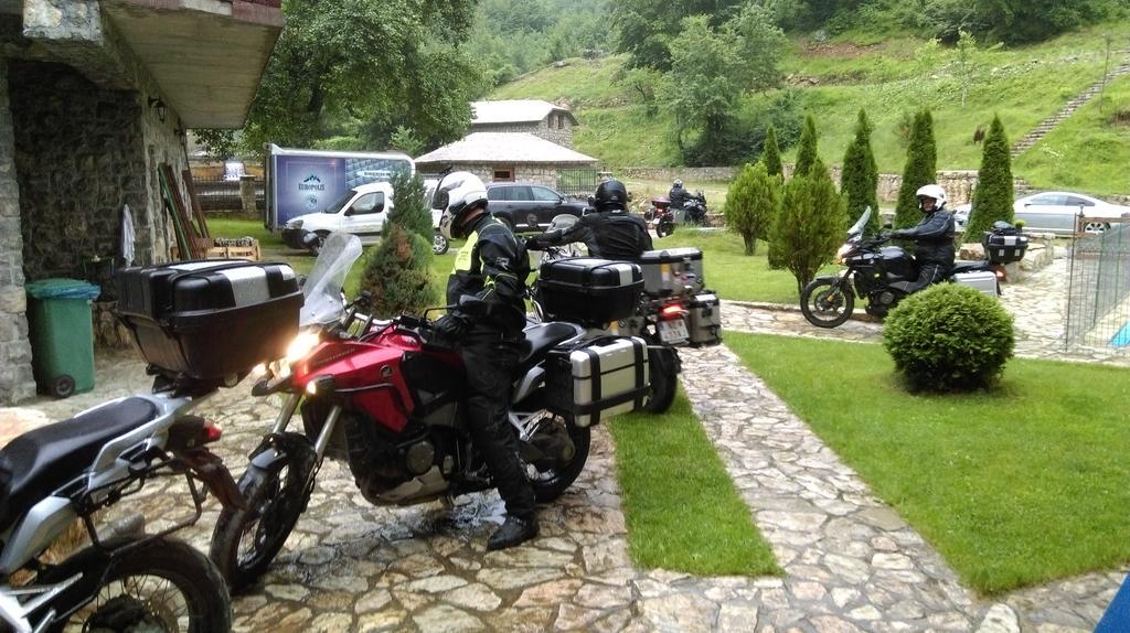 Гостевой дом Etno Selo Vrelo & Camping Беране Экстерьер фото