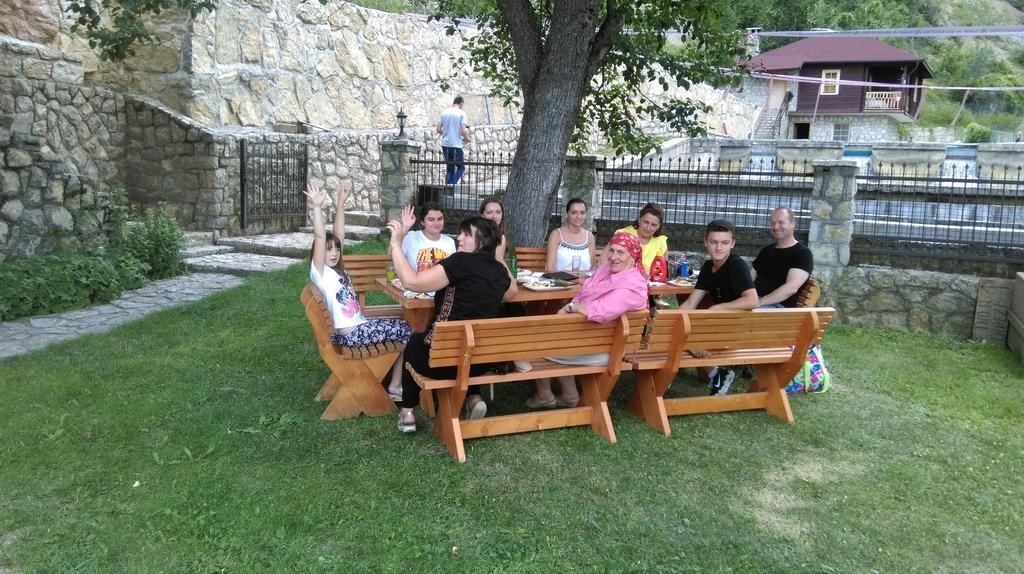 Гостевой дом Etno Selo Vrelo & Camping Беране Экстерьер фото