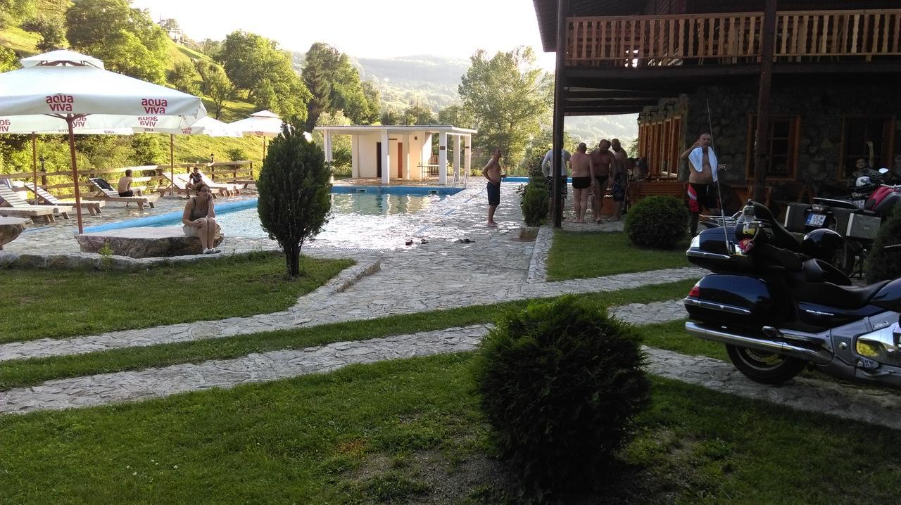 Гостевой дом Etno Selo Vrelo & Camping Беране Экстерьер фото