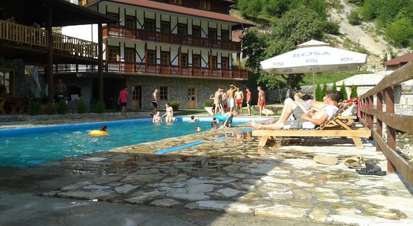 Гостевой дом Etno Selo Vrelo & Camping Беране Экстерьер фото